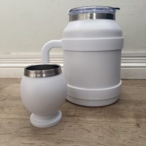 Jarra térmica 1,5 L con tapa, doble pico y mate haciendo juego (ideal para tereré o bebida fría todo el día) (Blanca)