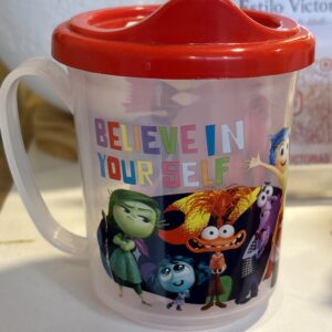 Vaso infantil con tapa y asas – Diseño Intensamente (Rojo)