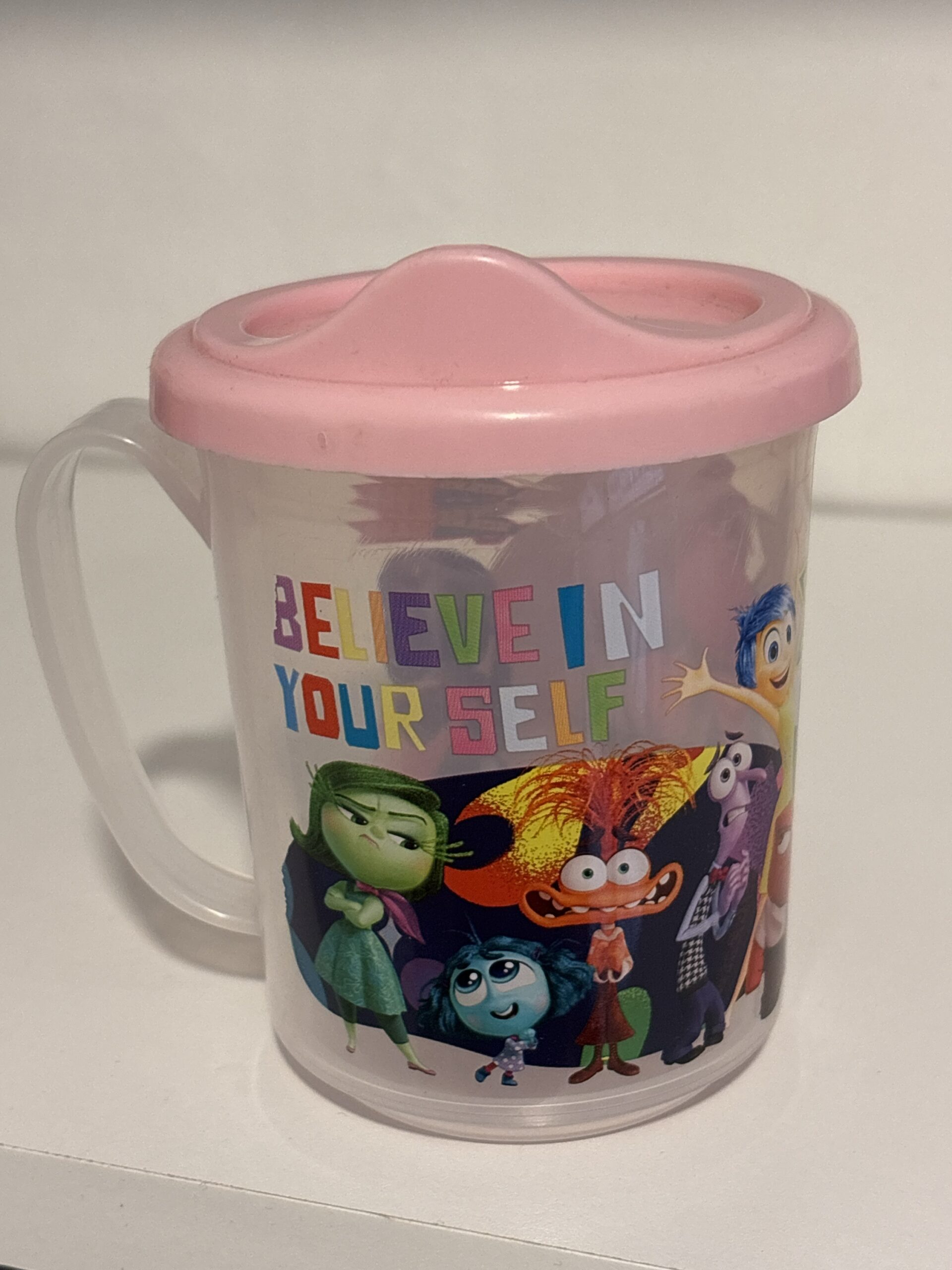 Vaso infantil con tapa y asas – Diseño Intensamente (Rosa)